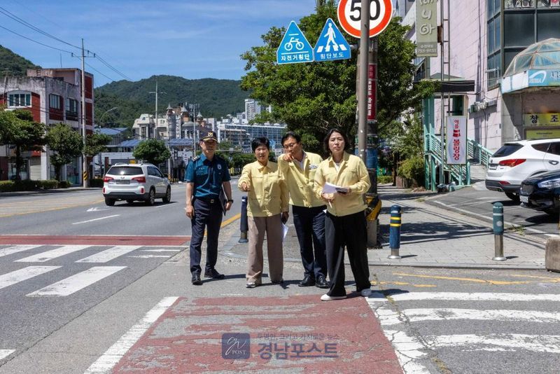 순천시의회 의장이 음주운전 사고 현장을 찾아 안전 점검을 실시하고 신호등 설치 등 재발방지대책 마련을 촉구했다. (전남 순천시의회 제공)