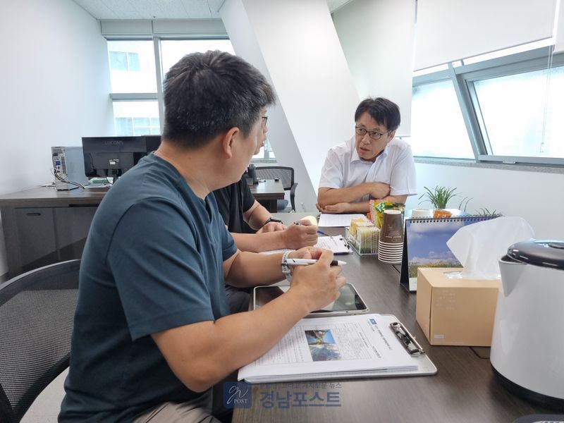 김용찬 경기도의원이 동막천 하류부의 조속한 하천정비를 촉구하고 있다. (경상남도의회 제공)