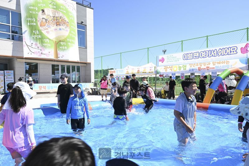 광석초등학교가 폭염 속 지역 어린이·청소년 120여 명을 위해 광석물놀이 펀펀 축제를 열어 워터슬라이드와 거품공연 등 다양한 물놀이 프로그램을 제공했다. (논산시 제공)