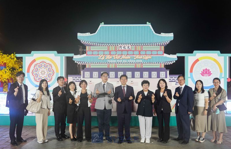 이상일 용인특례시장이 베트남 다낭의 한국-베트남 페스티벌에서 개막을 축하하며 한국 소고춤과 베트남 대나무춤에 참여했다. (용인시 제공)