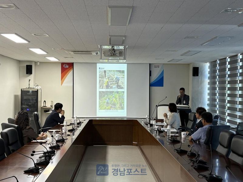 진주시가 도시농업 활성화를 위해 도시농업위원회 위촉식과 회의를 개최하고 시민 참여 확대 방안을 논의했다. (진주시 제공)