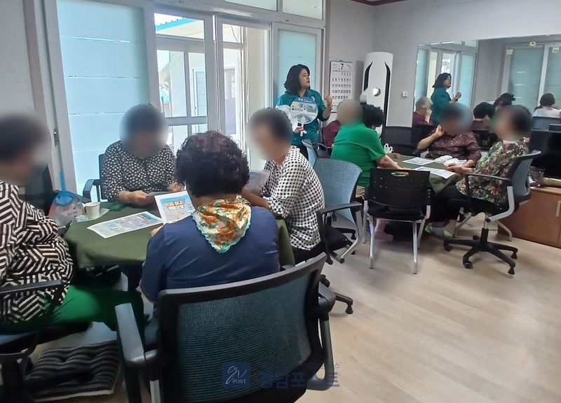 창녕군이 독거노인 등 2,719명을 대상으로 폭염 대응 종합대책을 추진하고 경로당에 냉방기 70대를 지원하고 있다. (창녕군 제공)