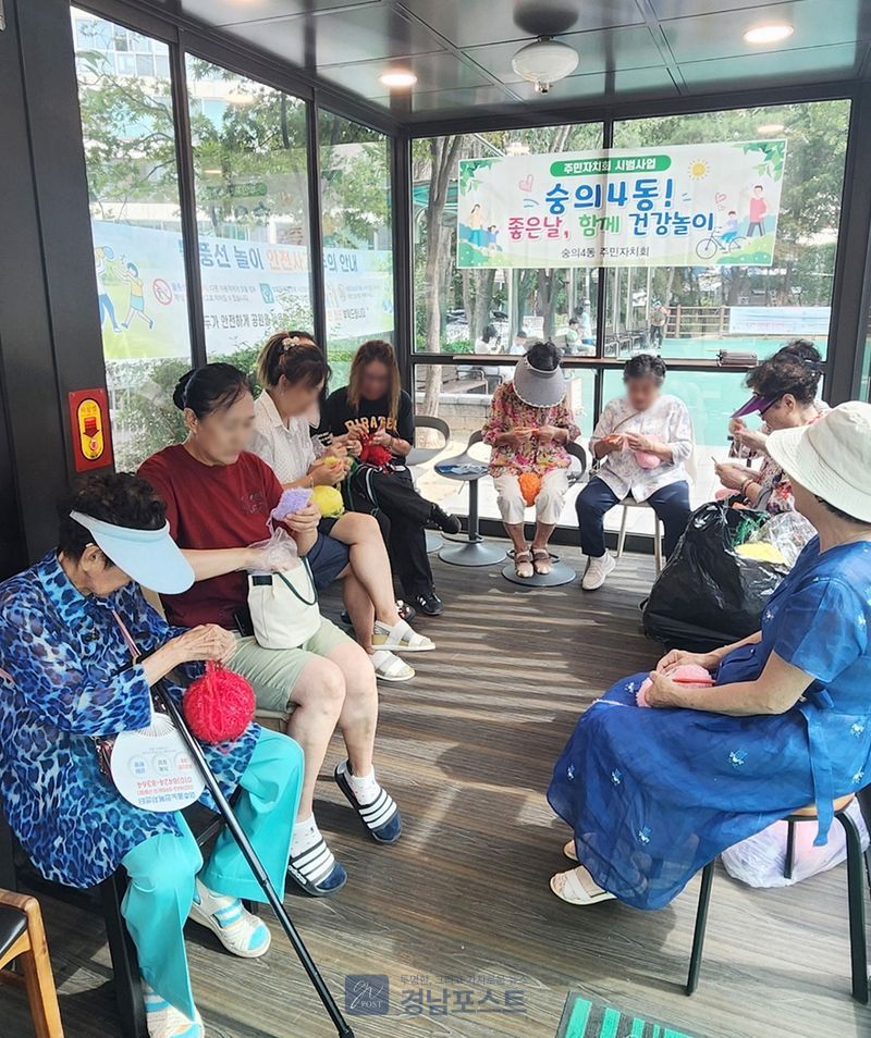 미추홀구 숭의4동 주민자치회가 어르신들을 위한 '좋은 날, 함께 건강 놀이' 사업을 추진하며 수세미 뜨개질 활동을 진행하고 있다. (미추홀구 제공)