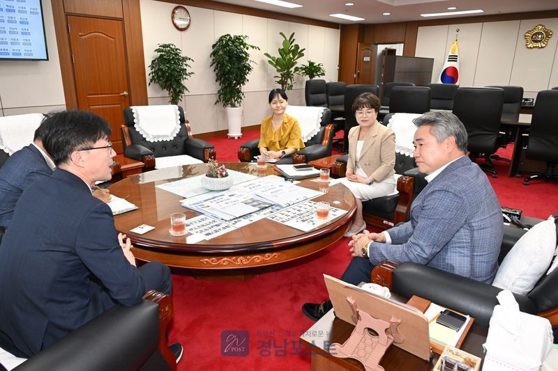박준 의장이 경남혈액원장과 면담해 저출생·고령화에 따른 혈액 수급 문제를 논의하고 헌혈 활성화 방안을 협의했다. (경상남도의회 제공)