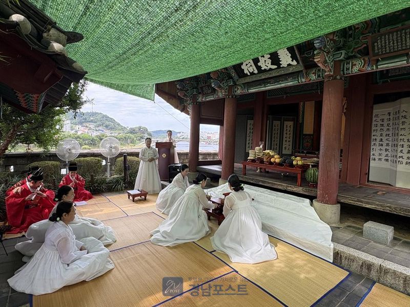 진주시가 11일 진주성 의기사에서 제433주년 논개 추모제를 봉행하고 여성 제관 7명이 전통 유교식 절차에 따라 경건한 의식을 진행했다. (진주시 제공)