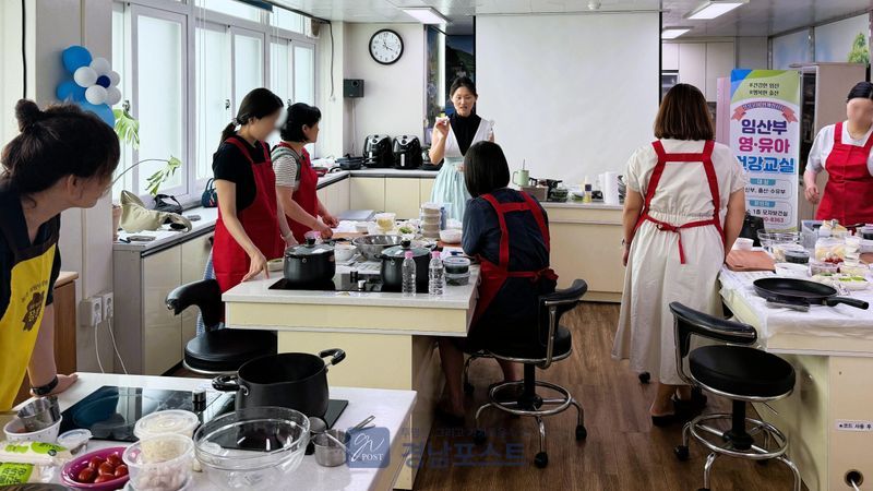 장성군 보건소에서 운영하는 임신부 건강교실에서 참가자들이 이유식 만드는 방법을 배우고 있다. (전남 장성군 제공)
