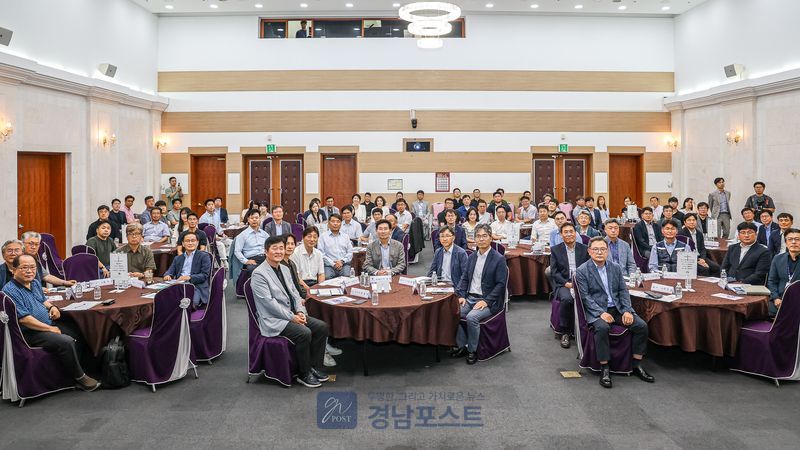 용인시가 11일 세계 최대 규모 반도체 메가클러스터 조성을 가속화하기 위해 기업네트워크·투자설명회를 개최하고 주요 산단 추진 현황을 공유했다. (용인시 제공)