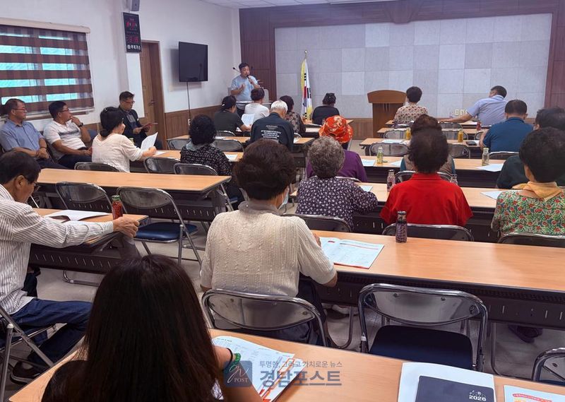 남해군이 11일 노량마을회관에서 면 지역 최초의 골목형상점가 지정을 위한 주민설명회를 개최했다. (남해군 제공)