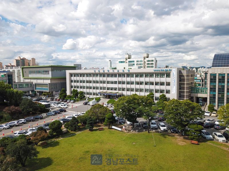 인천광역시교육청이 제8회 교육 공공데이터 AI 활용대회에서 총 9개 팀을 수상했으며, 일반 부문 대상 수상작은 범정부 차원의 창업경진대회 본선 진출을 추진하고 있다. (경상남도교육청 제공)