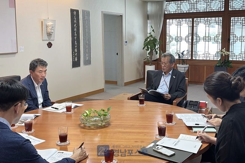 안병윤 예천군수가 국립중앙박물관을 방문해 유홍준 관장과 지역 문화유산의 제자리 찾기와 협력 방안을 논의했다. (경북 예천군 제공)