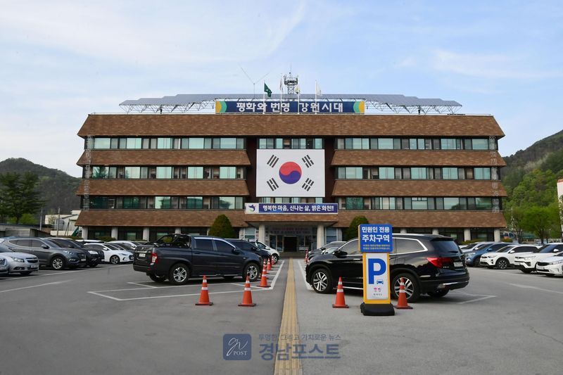 김세훈 화천군수가 지난 10~11일 정부 각 부처와 국회를 방문해 자전거 교량 개선, 제대군인 정착지원센터, 민군 통합상수도 설치 등 지역 현안사업의 국비 지원을 요청했다. (강원 화천군 제공)