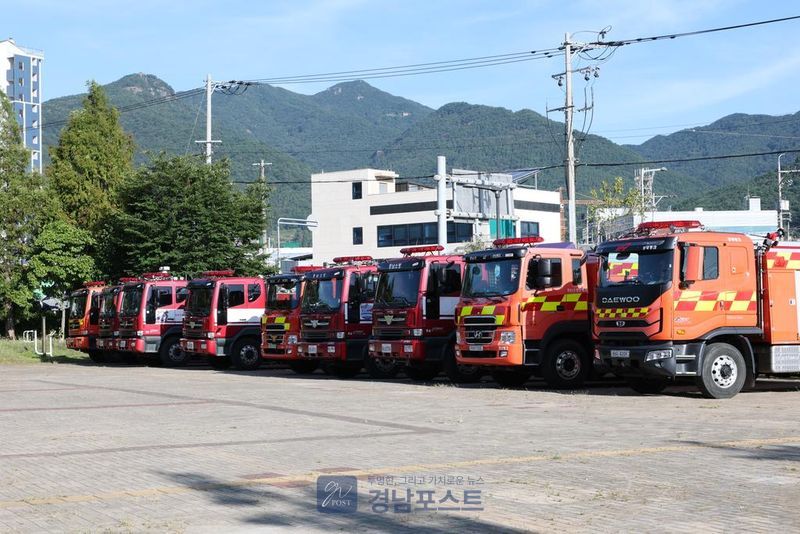 남해군이 장기 가뭄 대응을 위해 국가 소방동원령에 따라 소방차량 14대를 투입하고 농업용수 부족 지역을 우선 지원하고 있다. (남해군 제공)