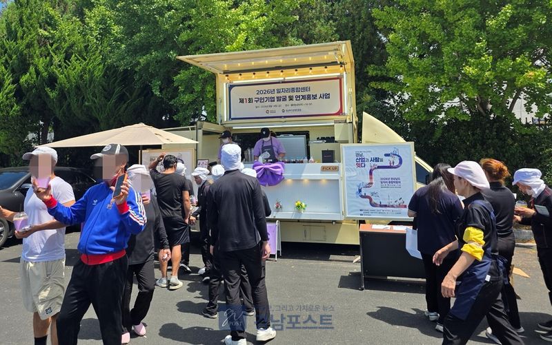 경남투자경제진흥원이 고성군 율대농공단지를 방문해 입주기업 10곳의 구인 수요를 파악하고 일자리센터 서비스를 홍보했다. (경상남도 제공)