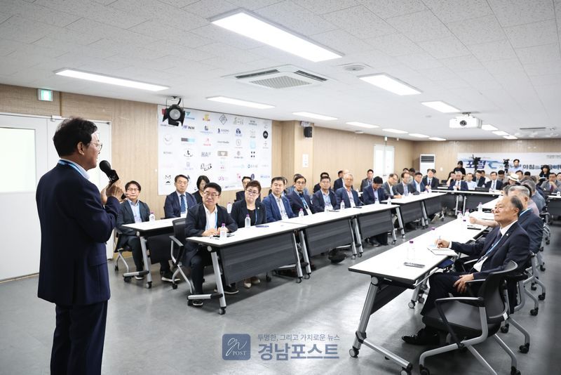 박완수 지사가 경남 각계 크리스천 리더 80여 명을 모은 포럼에서 공직자의 책임과 본분을 주제로 특강을 펼쳤다.(경상남도 제공)