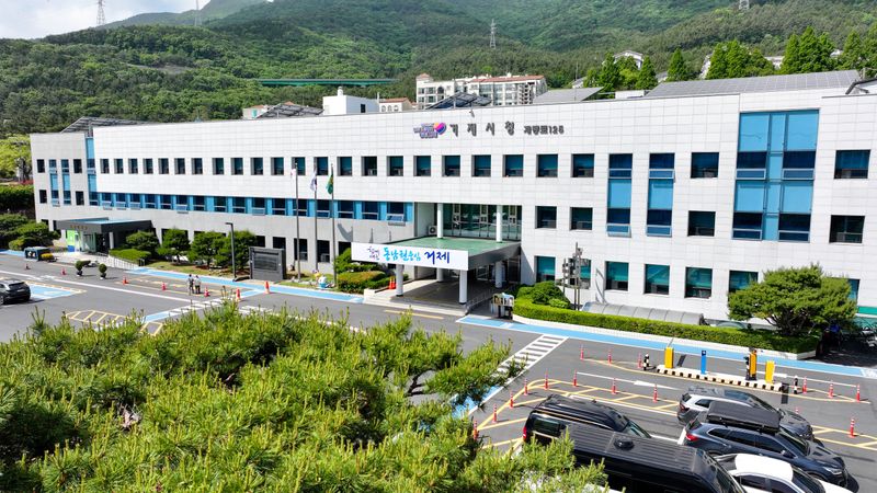 거제시는 집중호우 피해 복구를 위해 8월 30일까지 불법 주정차 단속을 유예하고 공영주차장을 무료로 개방하는 주차 분야 지원대책을 시행하고 있다. /거제시 제공