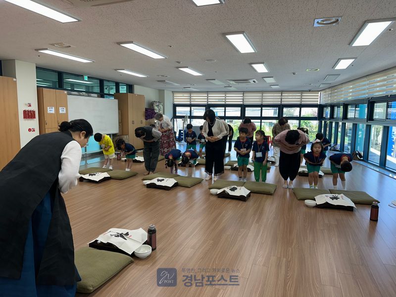 지난 20일 진해서부노인종합복지관에서는 지역 아동과 어르신을 대상으로 다도예절과 전통문화를 알리는 봉사활동을 펼쳤다(자료/진해서부노인종합복지관 제공)
