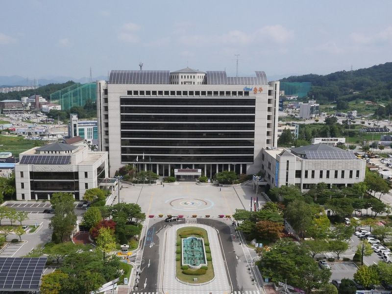 충주시가 을지연습과 연계해 충주노인복지관에서 비상경보에 따른 다중이용시설 대피 훈련을 실시했다. /충주시 제공
