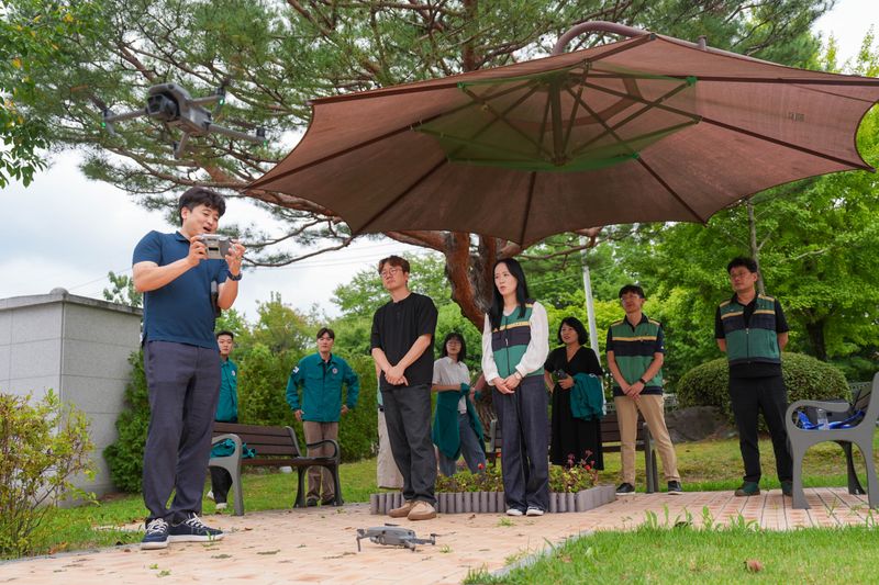 강원특별자치도교육청이 을지연습의 일환으로 본청 직원들을 대상으로 드론 운용 교육 및 체험 행사를 실시했다. /강원특별자치도교육청 제공