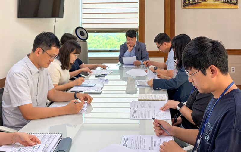 유성구가 자살예방 통합 대응체계를 구축하고 보건·복지·고용 등 관련 부서가 함께 참여하는 매월 예방회의를 운영하고 있다. /대전 유성구 제공