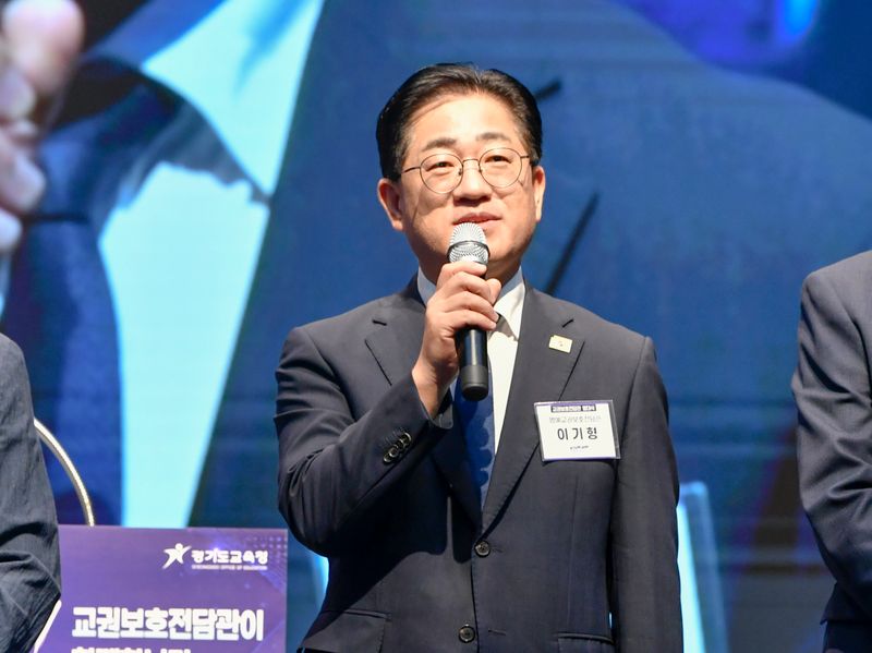 이기형 김포시장이 22일 경기도교육청에서 명예교권보호전담관 위촉장을 수여받고 교권 보호를 위한 지역사회 협력에 앞장서기로 했다. /김포시 제공