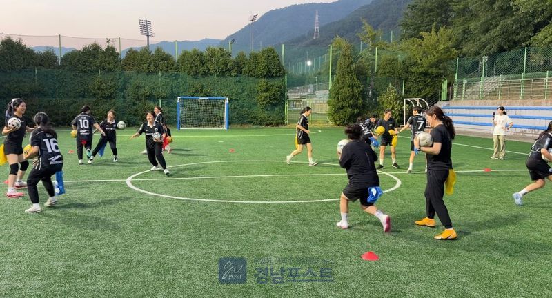 창원FC가 지역 여성 풋살팀 웨이브FC와 함께 코칭진의 재능을 나누는 '걸스 풋 볼나잇' 행사를 개최했다. (창원특례시 제공)
