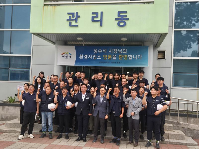 성수석 이천시장이 26일 이천환경사업소를 방문해 폭염 속에서 시설 운영에 힘쓰는 근로자들을 격려하고 있다. /이천시 제공
