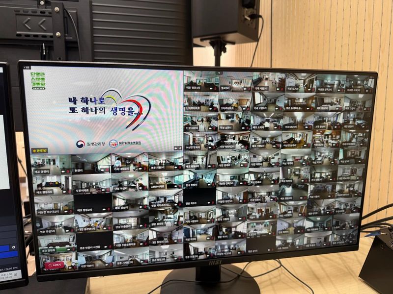 단양군이 25일 스마트경로당을 통해 관내 어르신들을 대상으로 심폐소생술과 자동심장충격기 사용법 교육을 실시했다. /단양군 제공