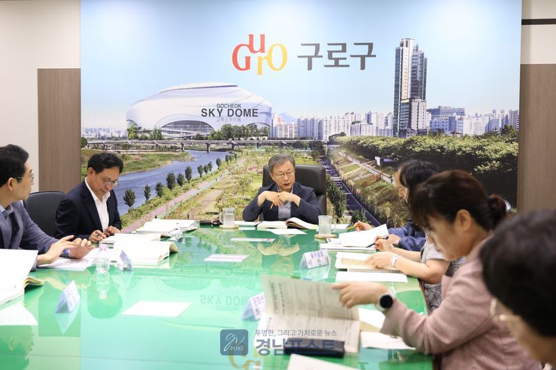 장인홍 구로구청장이 24일 구청 르네상스홀에서 2027년 주요업무계획 보고회에 참석해 내년 주요 사업 추진 계획을 점검하고 있다. (구로구 제공)