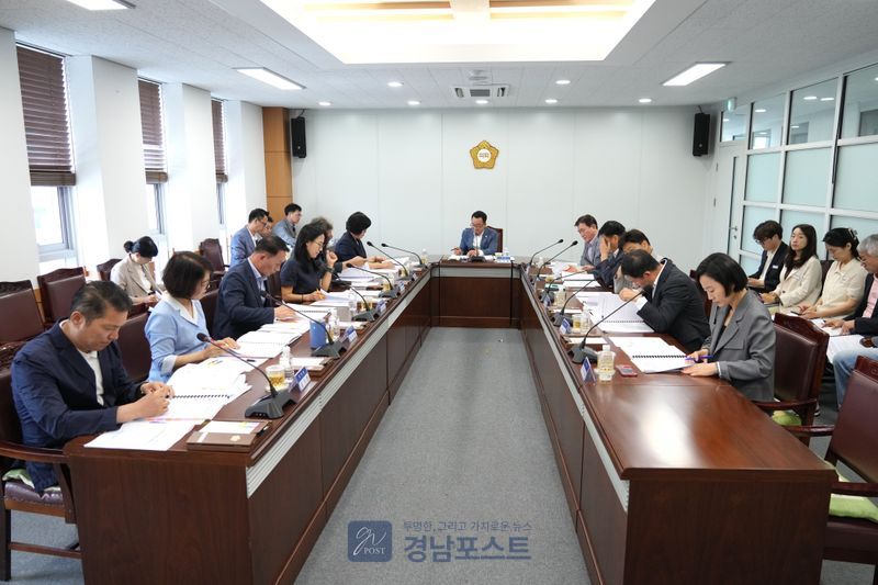 영천시의회가 5일 정례간담회를 열고 가뭄 대책과 응급의료 운영, 도시개발사업 등 12건의 시민 현안을 집중 점검했다. (경북 영천시의회 제공)