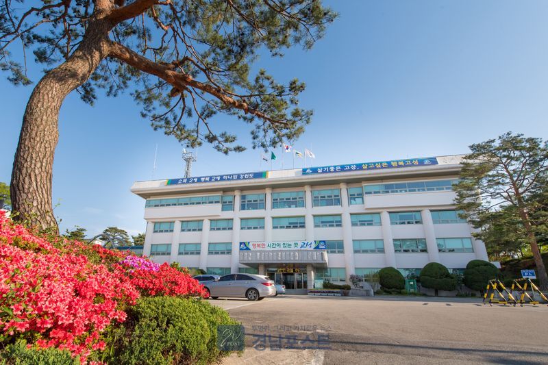 고성군이 강원도청을 방문해 평화경제특구 지정, 동해고속도로 연결, 해양심층수 취수시설 구축 등 주요 현안사업에 대한 적극적 지원을 도에 건의했다. (강원 고성군 제공)