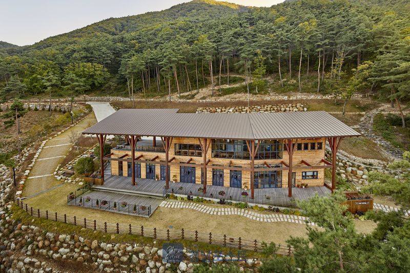 경상남도가 운영 중인 11개 치유의 숲에서 도민들이 숲의 자연환경을 통해 몸과 마음을 회복할 수 있다. (경상남도 제공)