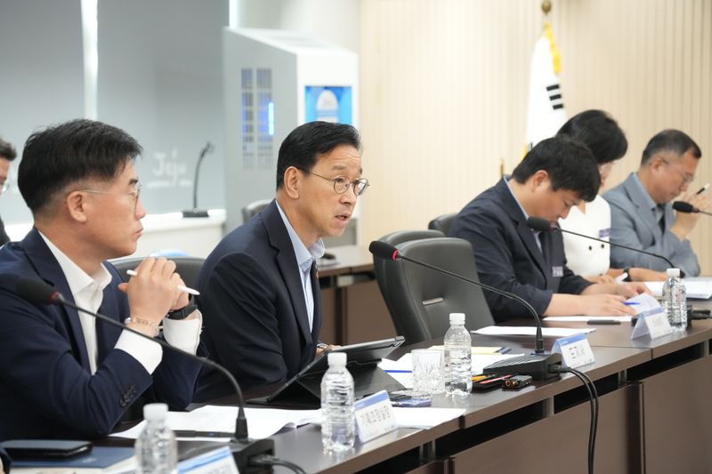 제주도와 제주시가 27일 도청에서 현안회의를 열고 시민이 체감하는 민생 현안 해결을 위해 협력하기로 뜻을 모았다. /제주특별자치도청 제공