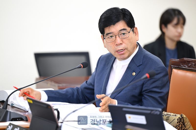 강성중 경상남도의회 의원이 2025회계연도 경상남도교육청 결산심사에서 교복 지원 방식을 현물에서 현금·바우처로 전환할 것을 제안했다. (경상남도의회 제공)