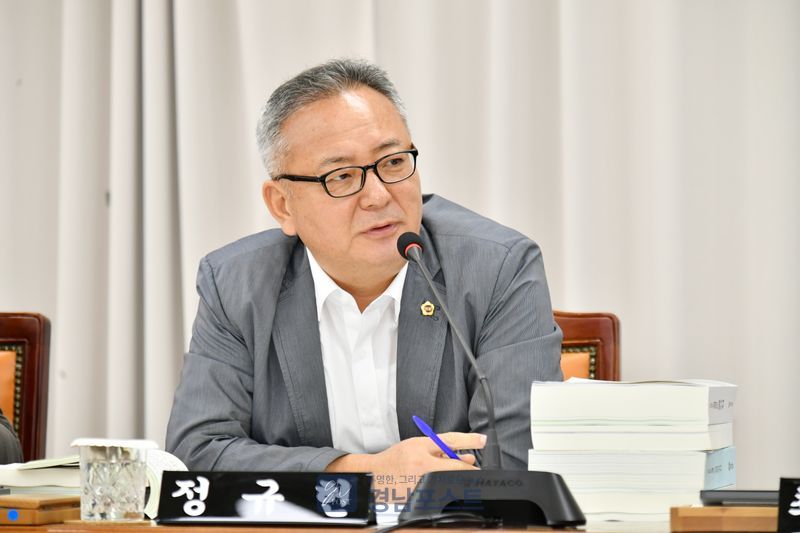 정규헌 의원이 웅동1지구 개발사업 소송비 지출의 적정성을 문제 삼고 향후 분쟁 예방 대책 마련을 촉구했다. (경상남도의회 제공)
