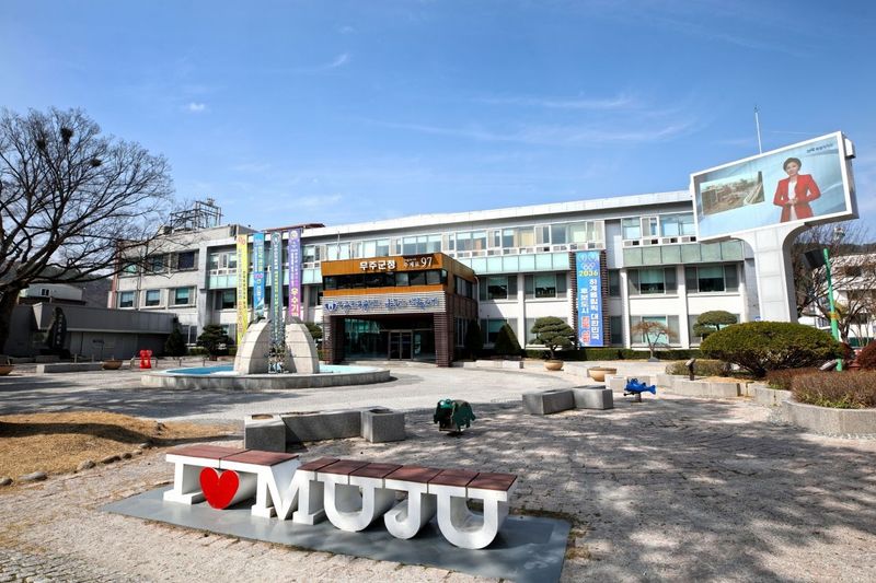 무주군이 반딧불축제장에서 심뇌혈관질환 예방관리주간을 맞아 혈압·혈당 무료 측정과 건강 퀴즈 등 체험 프로그램을 운영하고 있다. /전북 무주군 제공