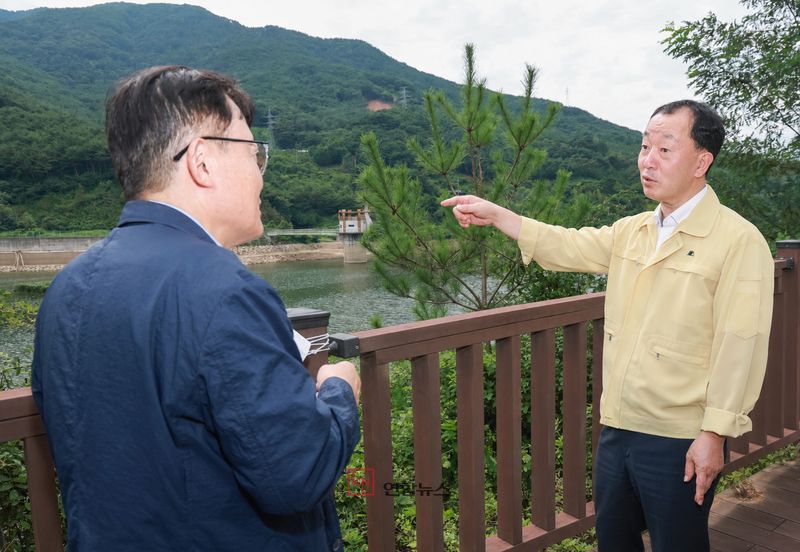유명현 군수가 가뭄 피해 예방 주요 저수지 현장점검 을 하고 있다(사진제공 산청군)