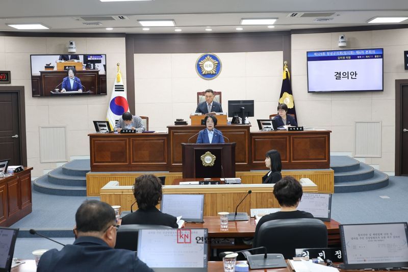 31일 창녕군의회 본회의에서 김미정 의원이 칠서산단 납 제련업체의 불법 배출 규탄과 남지읍 주민 건강영향조사 포함을 촉구하는 결의문을 대표발의했다. (창녕군의회 제공)