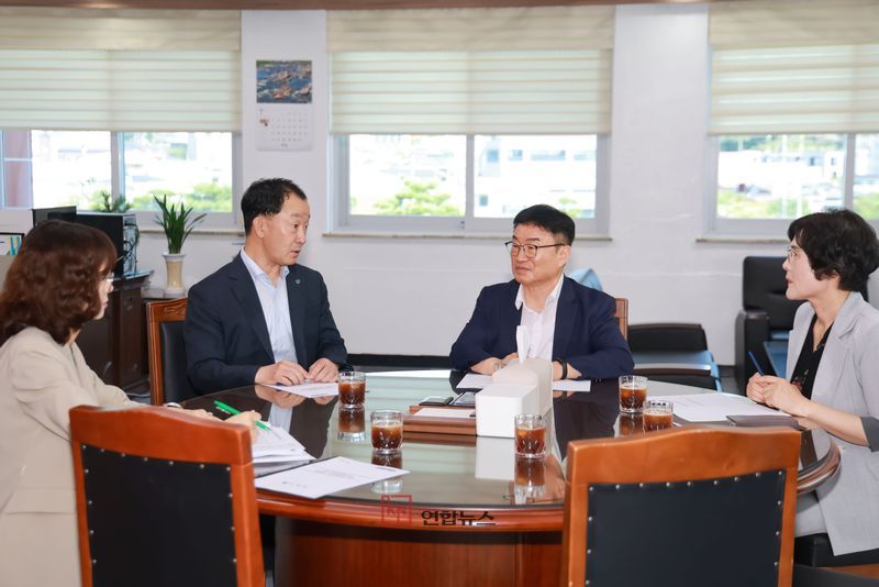 권순기 경남도 교육감(오른쪽)이 유명현(왼쪽) 군수와 환담하고 있다(사진제공 산청군)