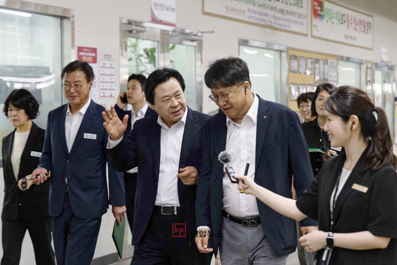 창원특례시가 8월부터 추진하는 '1직원 1사 전담제'는 약 4,500개 지역 기업을 7급 이상 공무원 3,000명이 책임관리하는 기업 밀착형 행정 체계다. (창원특례시 제공)