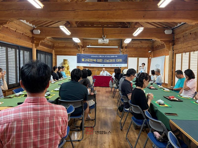 창원특례시가 8월 2일 성주사에서 개최한 국가유산청 공모사업 프로그램에 참가자들이 전통 목판공예 체험을 하고 있다. (창원특례시 제공)