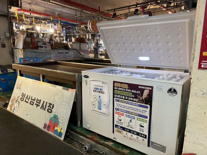 양산남부시장에 설치된 얼음생수 냉장고에서 시민들이 무료 생수를 제공받고 있다. (양산시 제공)
