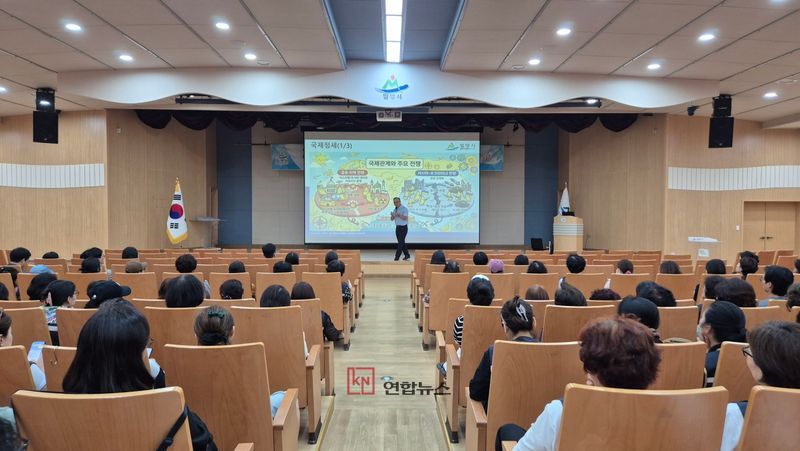 밀양시가 5일 시청 대강당에서 공무원과 여성민방위기동대원 200여 명을 대상으로 드론 위협 대응을 주제로 한 2026년 을지연습 대비 안보교육을 실시하고 있다. (밀양시 제공)