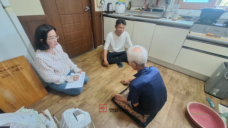 산청군 신등면이 폭염 취약계층 가정을 방문해 건강 상태를 점검하고 있다. (산청군 제공)