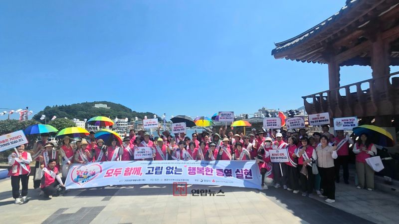 통영시지역사회보장협의체가 6일 강구안 문화마당에서 시민들을 대상으로 고독사 예방 캠페인을 펼치고 있다. (통영시 제공)