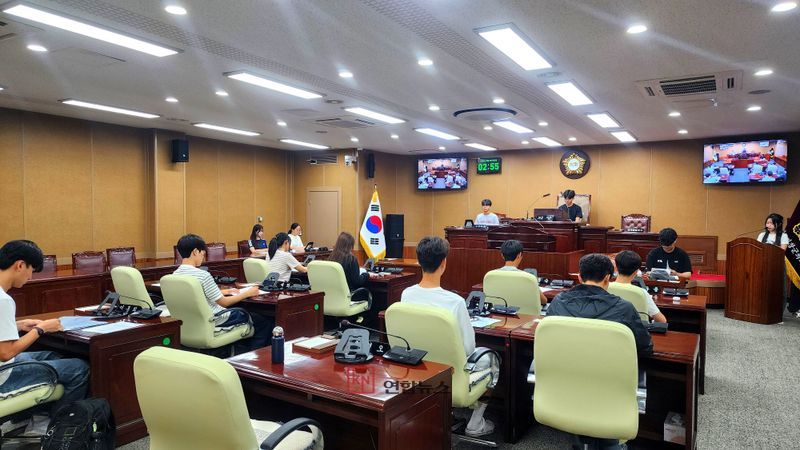 거창군 청소년참여위원회 참여위원들이 6일 거창군의회 본회의장에서 제3회 청소년 모의의회를 개최해 실제 입법 절차를 체험하고 있다. (거창군 제공)