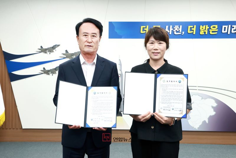 사천시립도서관과 경상남도장애인부모연대 사천시지회가 11일 사천시청 열린시장실에서 장애인의 독서활동 및 사회참여 증진을 위한 업무협약을 체결했다. (사천시 제공)