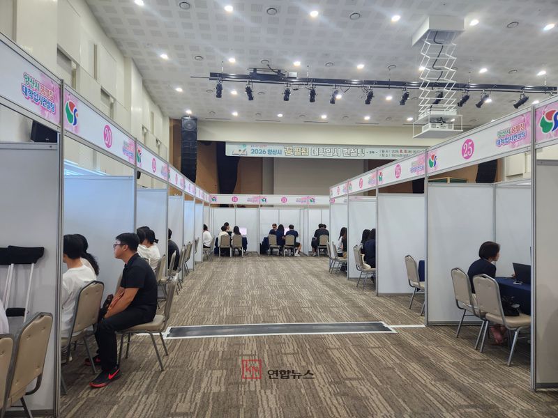 양산시 대입입시컨설팅 2차에서 현직 교사가 수험생과 학부모와 함께 입시 전략을 논의하고 있다. (양산시 제공)