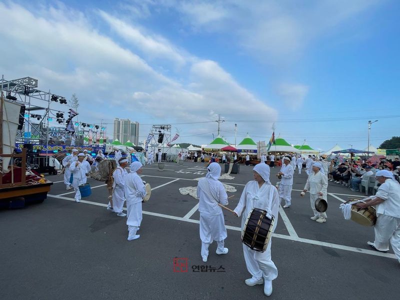 마도갈방아소리보존회가 삼천포항 자연산 전어축제 현장에서 경상남도 무형유산 제28호인 마도갈방아소리를 공연하고 있다. (사천시 제공)