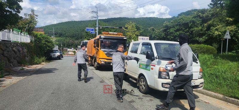 살수차와 청소차가 거제 고현 시내 도로를 세척하며 수해 복구 작업을 진행하고 있다. (거제시 제공)