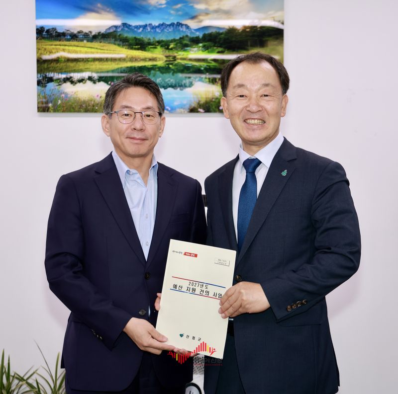 사진 오른쪽 부터 유명현 산청군수 조용범 기획예산처 예산실장(사진제공 산청군)